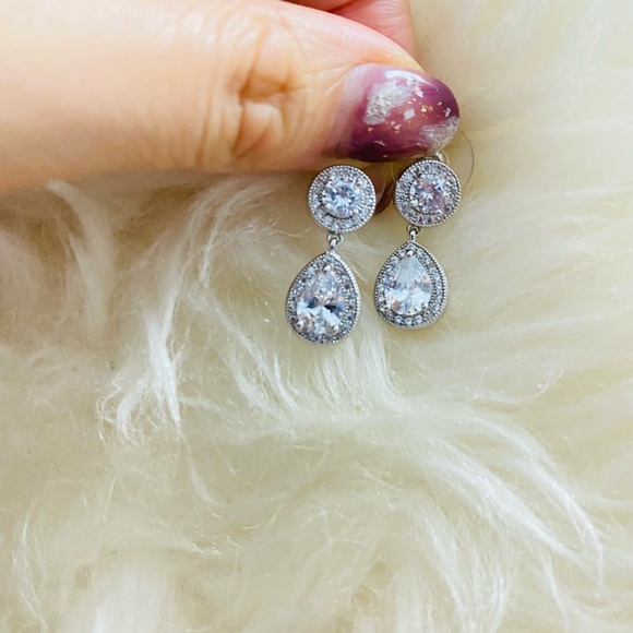 Earrings- bought and never wear - Picture 1 of 2